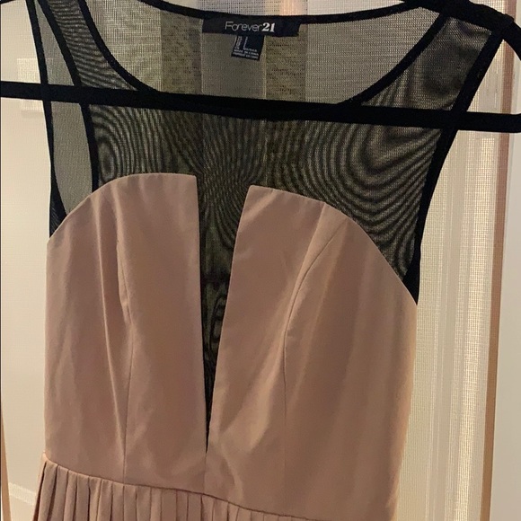 Classic dress - Picture 2 of 4